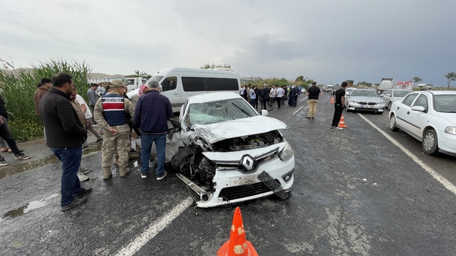 Şanlıurfa'da minibüs ile otomobilin çarpıştığı kazada 5 kişi yaralandı