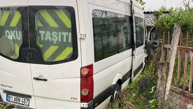 İşçi servisi, cip ve ağaca çarptı: 8 yaralı