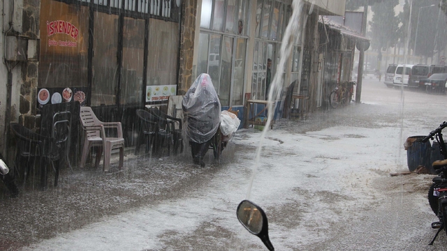 Manisa'da sağanak ve dolu etkili oldu