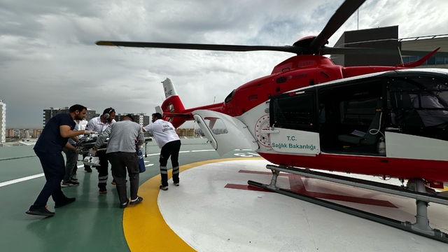 Mersin'de ambulans helikopter 2 yaşındaki bebek için havalandı