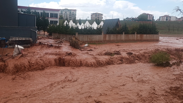 Kırıkkale'de sağanak taşkınlara neden oldu; evleri su bastı, vatandaşlar mahsur kaldı