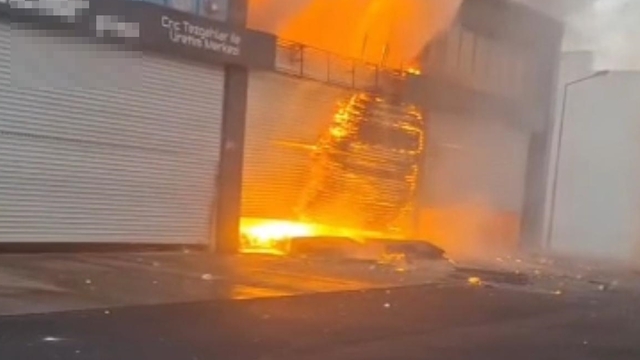 Diyarbakır'da, oto sanayi sitesindeki bir iş yerinde patlama sonrası yangın; olay anı kamerada