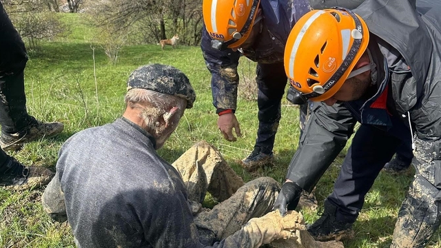 İneğiyle birlikte çamura saplanan çiftçiyi AFAD kurtardı