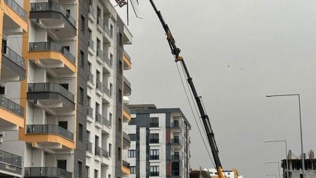 Diyarbakır ve Batman'da fırtına; çatı ve ağaçlar, araçların üzerine devrildi (2)