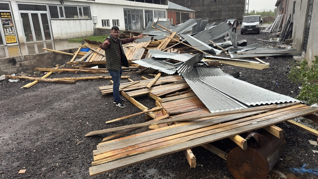 Bingöl'de şiddetli rüzgar binaların çatısını uçurdu