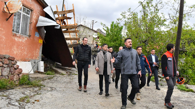 Tunceli Valisi Tekbıyıkoğlu, şiddetli rüzgar nedeniyle zarar gören evlerde inceleme yaptı