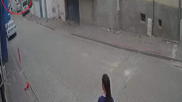 Diyarbakır ve Batman'da fırtına; çatı ve ağaçlar, araçların üzerine devrildi (3)