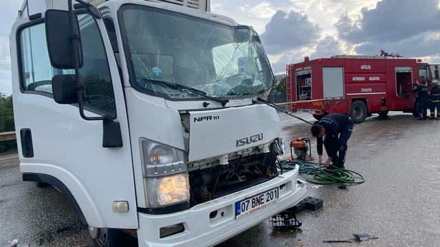 Antalya'da 3 aracın karıştığı zincirleme trafik kazasında 1 kişi yaralandı