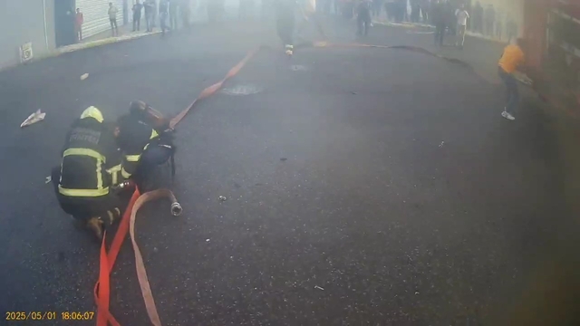 Diyarbakır'da, oto sanayi sitesindeki bir iş yerinde patlama sonrası yangın; olay anı kamerada (3)