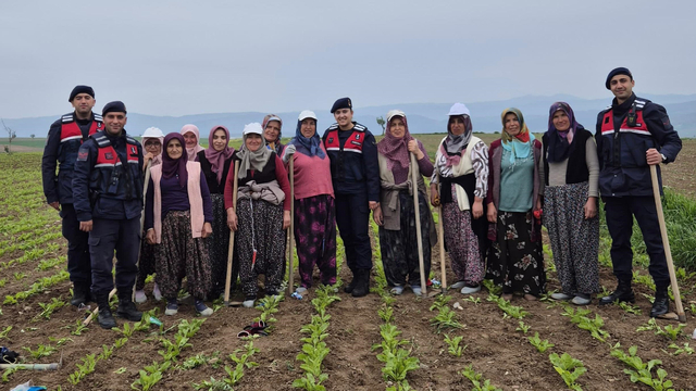 Samsun'da jandarma tarlada çalışan kadınların 1 Mayıs Emek ve Dayanışma Günü'nü kutladı