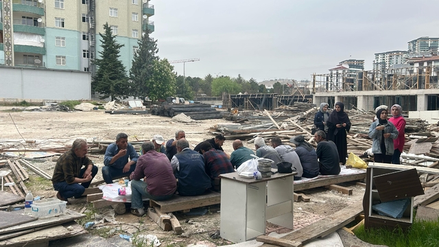 Elazığ'da üniversite öğrencilerinden 1 Mayıs dolayısıyla inşaat işçilerine yemek ikramı