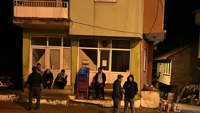 Kütahya'da köylüler artçı depremler nedeniyle geceyi dışarıda geçiriyor