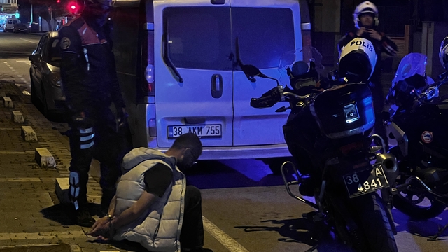Cezaevinden izinli çıktı, polisten kaçmak isterken uyuşturucuyla yakalandı