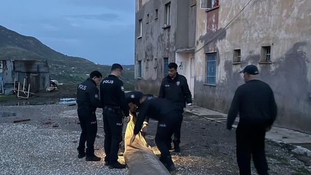 Tunceli'de güvenlik güçleri, şiddetli rüzgar nedeniyle evleri hasar görenlere yardım eli uzattı