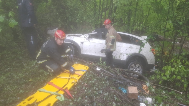 Ormana uçan cipin sürücüsü öldü, 2'si çocuk 3 kişi yaralandı