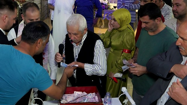 Davetli gibi gittiği 2 düğünde gelin ve damada su ikram etti; takı töreninde paraları çaldı