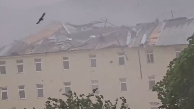 Fırtınada çatının uçması kamerada