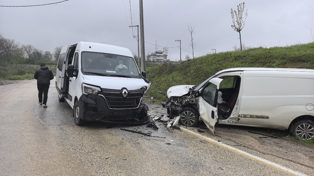 İşçi servisi ile hafif ticari araç kafa kafaya çarpıştı: 13 yaralı