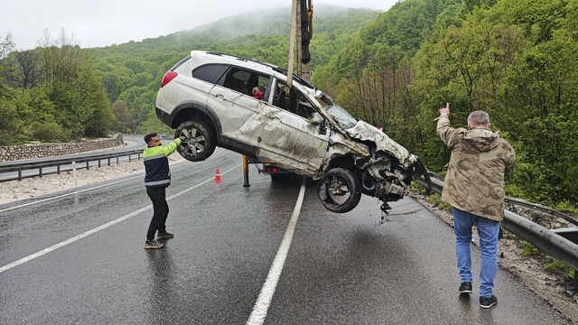 Bursa'da şarampole devrilen otomobilin sürücüsü öldü, 3 kişi yaralandı