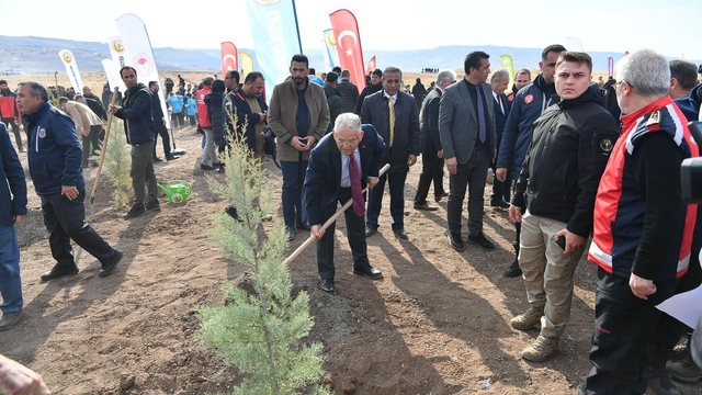 Büyükşehir Belediyesi, 6 yılda 750 bin fidanı toprakla buluşturdu