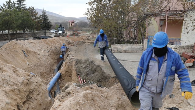 Büyükşehir Belediyesi, Yahyalı'da kanalizasyon hatlarını yenileme çalışması başlattı