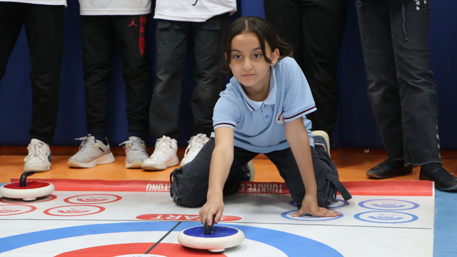 Dezavantajlı mahalledeki sporcu kızların Floor Curling'de hedefi Türkiye şampiyonluğu