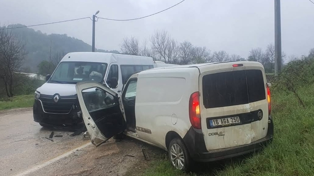 Bursa'da işçi minibüsü ile hafif ticari araç çarpıştı, 13 kişi yaralandı