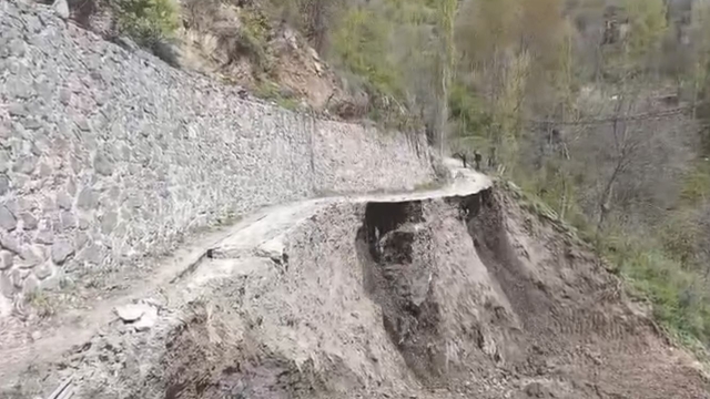 Artvin'de yol çalışmasında heyelan kamerada