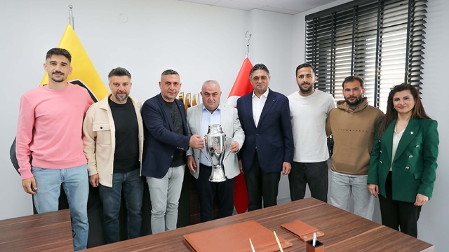 Şampiyon Aliağa Futbol kupasına kavuştu