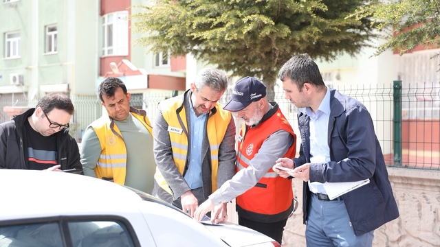 Başkan Çolakbayrakdar, Yunusemre Mahallesi'ndeki yıkım çalışmalarını inceledi