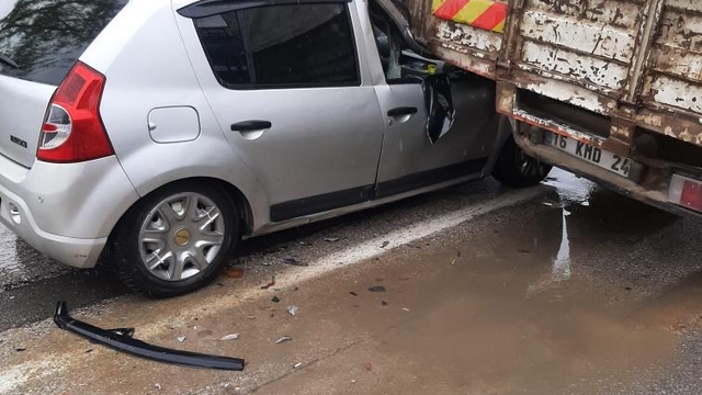 Otomobil, yağmurda, park halindeki kamyona çarptı; sürücü yaralı