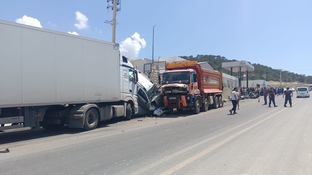 Mersin'de sürücüsünün kontrolünden çıkan kamyon sanayi girişindeki 15 araca çarptı