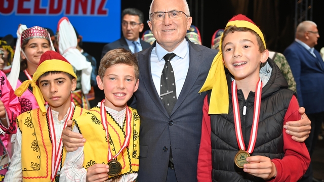 Kumluca'da halk oyunları gösterisi gerçekleştirildi