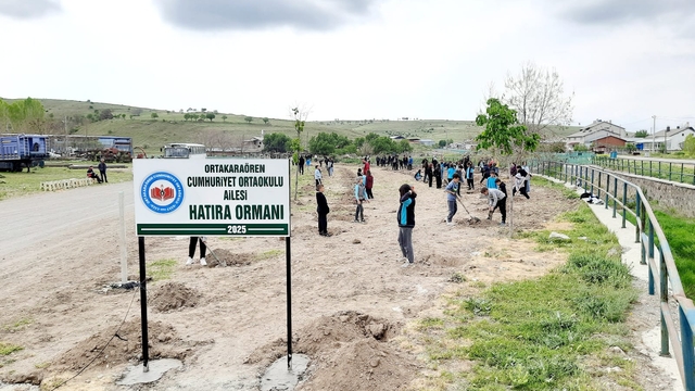 Seydişehir'de öğrenciler fidanları toprakla buluşturdu