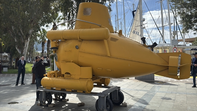 Bodrum'da deniz müzesine verilen denizaltı meydanda sergileniyor