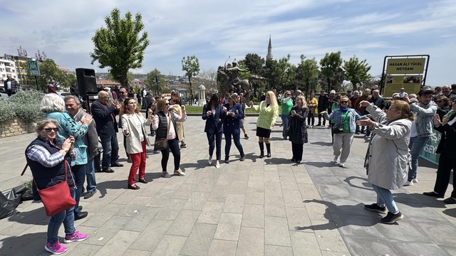 İhalenin iptalini göbek atarak kutladılar