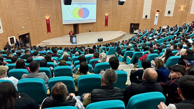 Kırşehir'de "Depremle Birlikte Yaşam" konferansı düzenlendi