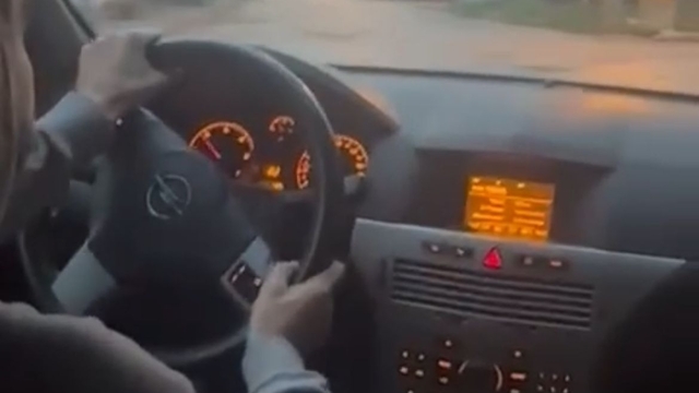 Taksici, uygulama üzerinden çağırdığı aracın sürücüsünü polis noktasına götürdü