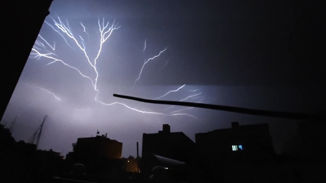 Nusaybin'de şimşekler geceyi aydınlattı