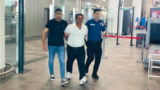 Interpol'ün aradığı firari, pasaport kontrolünde yakalandı