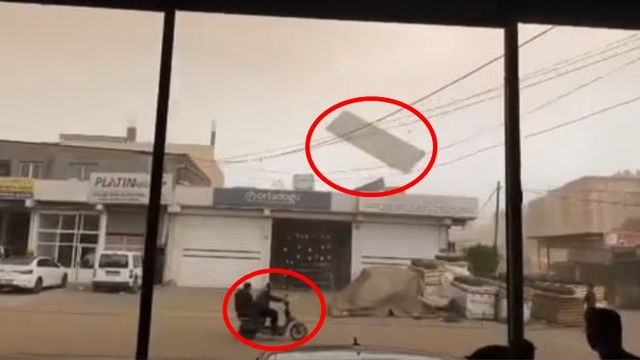 Fırtınada uçan levha tellere çarpıp yön değiştirdi, motosiklettekiler ölümden döndü