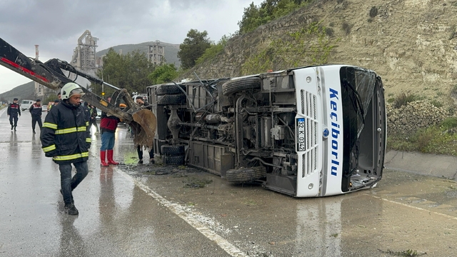 Isparta'da devrilen midibüsteki 15 kişi yaralandı