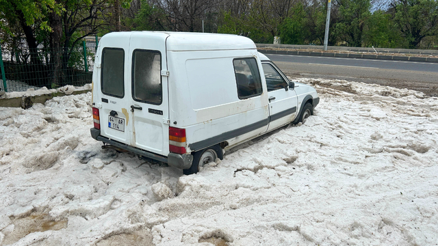 Uşak'ta sağanak ve dolu etkili oldu