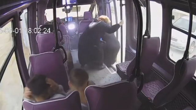 Fırtınada binanın çatısı uçtu, parçalar minibüse çarptı