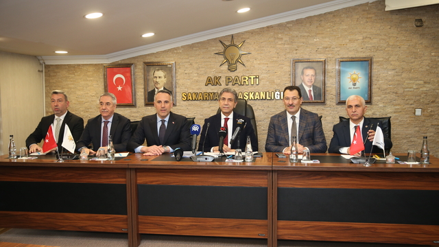 AK Parti Genel Başkan Yardımcısı Demir, Sakarya'da partisinin il başkanlığında konuştu: