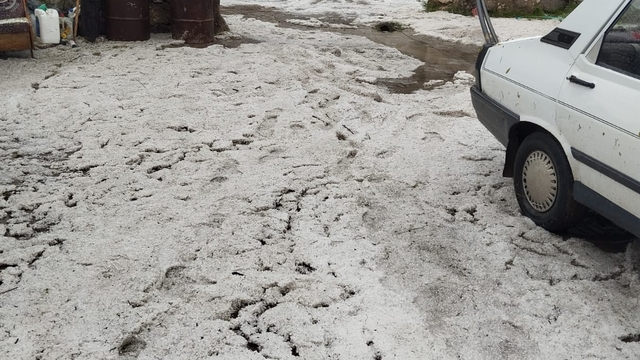 Tokat'ta dolu yağışı etkili oldu