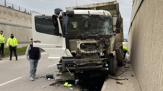 Sinop'ta alt geçit duvarına çarpan kamyonun sürücüsü yaralandı