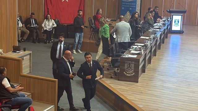 Bodrum'da olağan meclis toplantısında kendilerine söz verilmeyen AK Partililer salonu terk etti