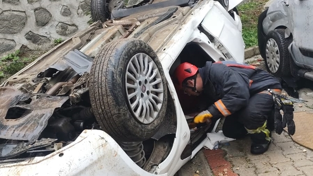 Ordu'da istinat duvarından site bahçesine düşen otomobilin sürücüsü öldü