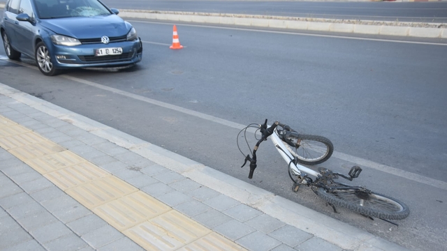 Mersin'de otomobilin çarptığı bisikletli çocuk ağır yaralandı